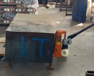 手動(dòng)搬運(yùn)車?yán)L方體重物時(shí)需要注意的問題