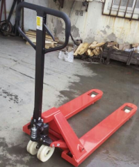 地牛叉車搬運沙袋,大幅緩解防汛壓力